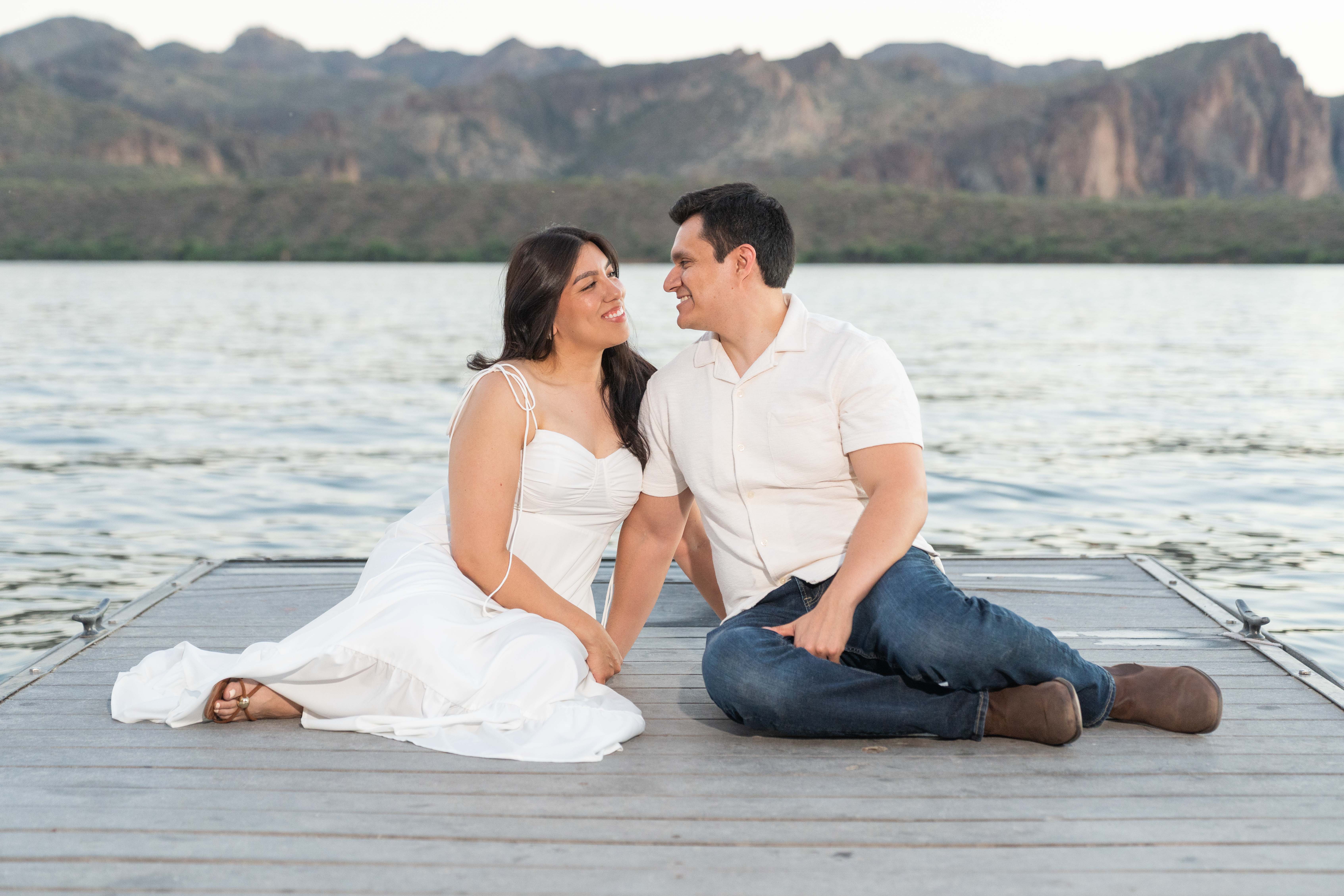 Momento natural de la pareja durante su sesión de compromiso.