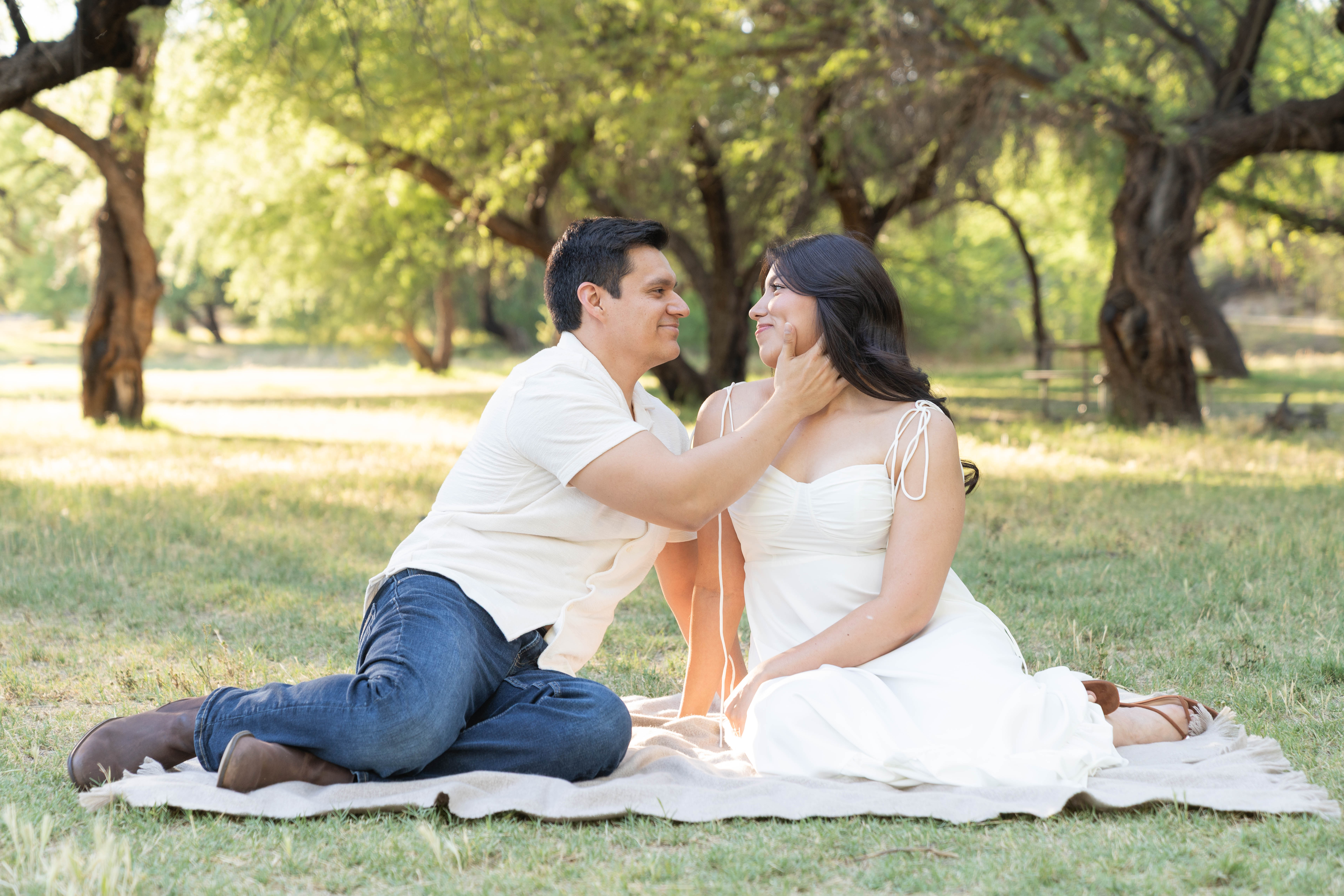 Alejandro y Alejandra en retrato romántico durante su sesión.